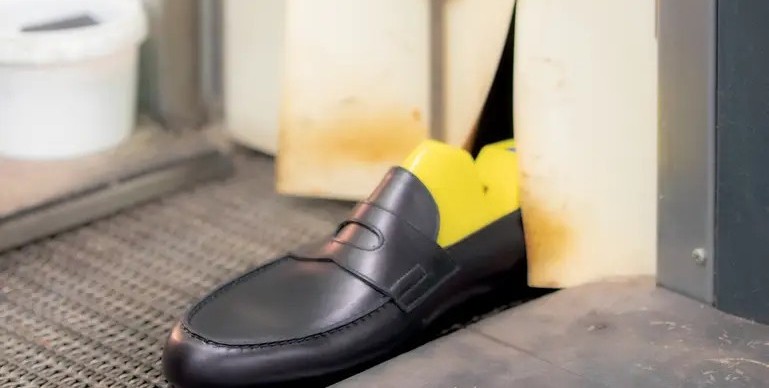 Dans les ateliers actuels de John Lobb, à Northampton (photo D.R.).