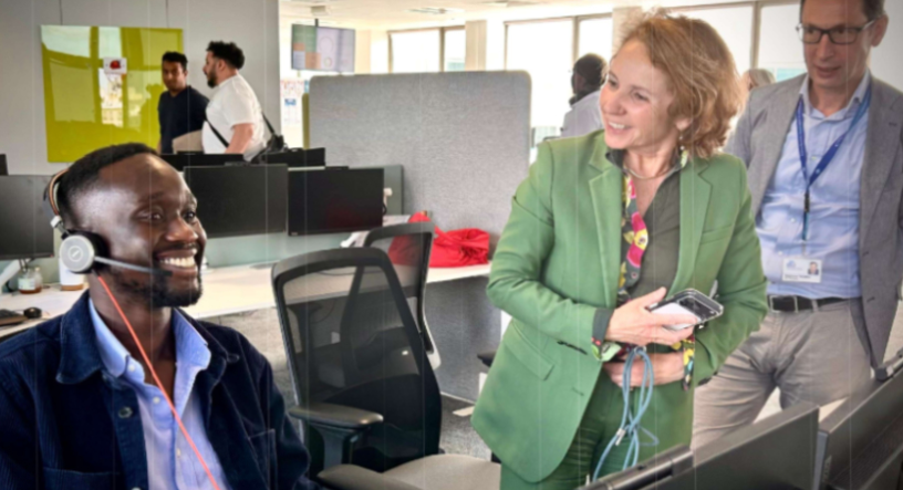 Marie-Ange Debon, avec les équipes de La Banque Postale Consumer Finance à Saint-Denis (photo D.R.).