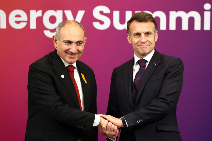 Nikol Pashinyan, le Premier ministre Arménien et Emmanuel Macron, lors d'une rencontre autour de l'énergie, en mars 2026 à Paris (photo Abdul Saboor/AFP).