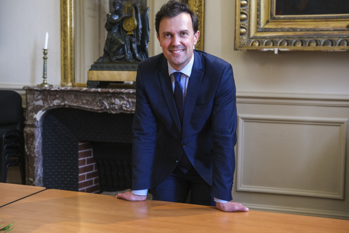 Fabien Verdier, l'ancien maire de Châteaudun, posant dans son bureau de l'hôtel de ville en juin 2024 (photo Jean-Michel Delage / Hans Lucas / AFP).