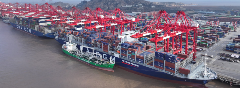 Un cargo CMA CGM en plein chargement (photo D.R.).