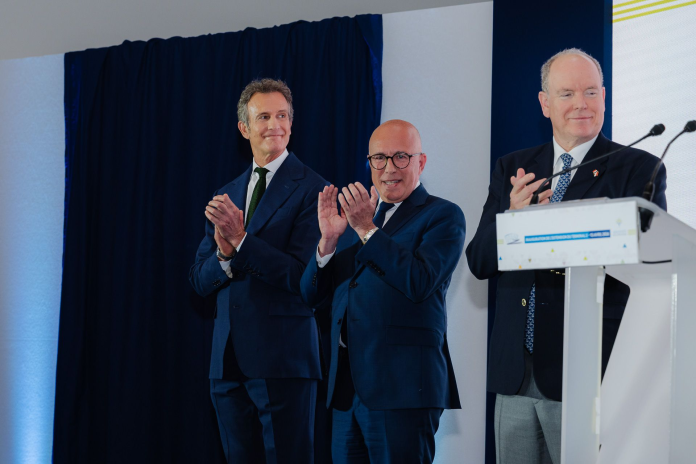 Alessandro Benetton (à gauche), président de Mundys, lors de l’inauguration de l’extension de l’aéroport de Nice le 13 avril dernier, avec Eric Ciotti, Maire de Nice et Président de la Métropole Nice Côte d’Azur et S.A.S. le Prince Albert II de Monaco (photo D.R.).