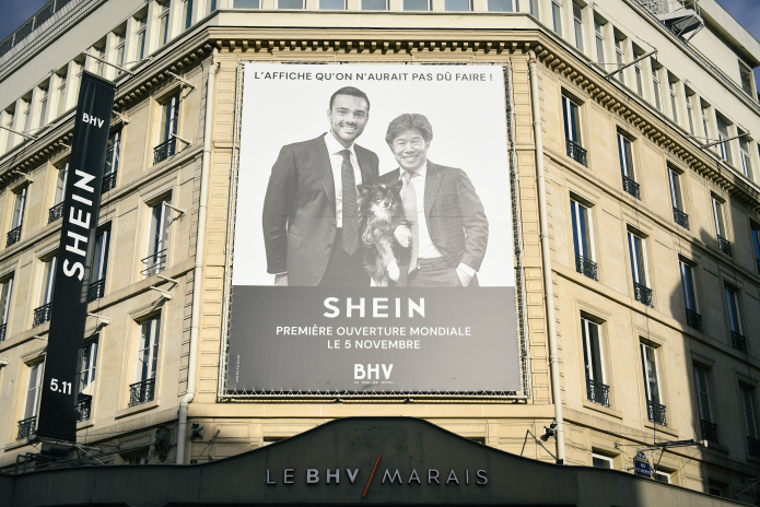 Frédéric Merlin, posant avec Donald Tang, le président exécutif de Shein, pour une affiche polémique posée sur la façade du BHV Marais, à Paris (photo Firas Abdullah/Anadolu via AFP).