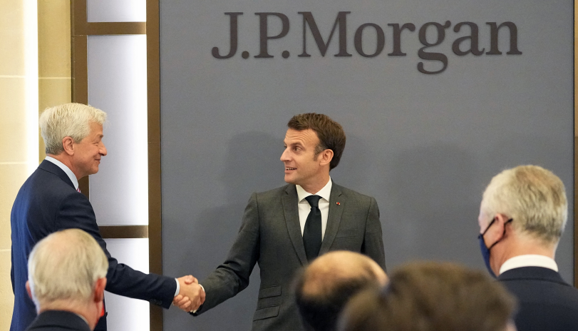 Emmanuel Macron et Jamie Dimon, le patron de JP Morgan Chase, lors de l'inauguration des locaux parisiens de JP Morgan, en juin 2021 (photo Michel Euler/AFP).