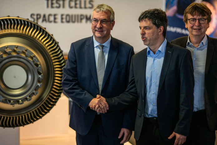 Pierre-Yves Jeholet, vice-président du gouvernement wallon et ministre de l’Économie, de l’Industrie et de l’Emploi, avec François Lepot, patron de Safran Aero Boosters, à Welkenraedt (photo Anthony Lemoine/Safran).