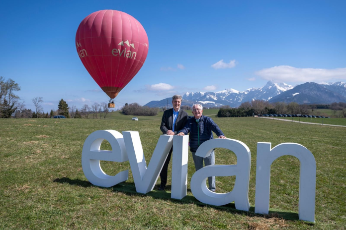 
Antoine de Saint-Affrique, actuel patron de Danone, en compagnie de Franck Riboud, PDG de 1996 à 2014, réunis à l’occasion des 200 ans de la marque evian, le jeudi 2 avril (photo D.R.).