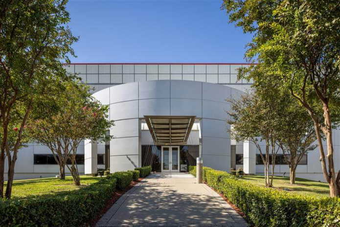 L'entrée du data center de QTS à Irving, au Texas, qui sera prochainement alimenté par Engie (photo D.R.).