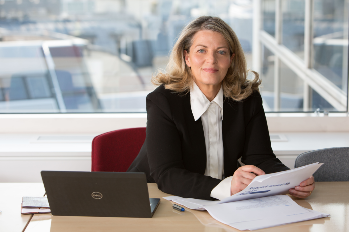 Marie-Anne Barbat-Layani dans son bureau à l'AMF (photo Marthe Lemelle).