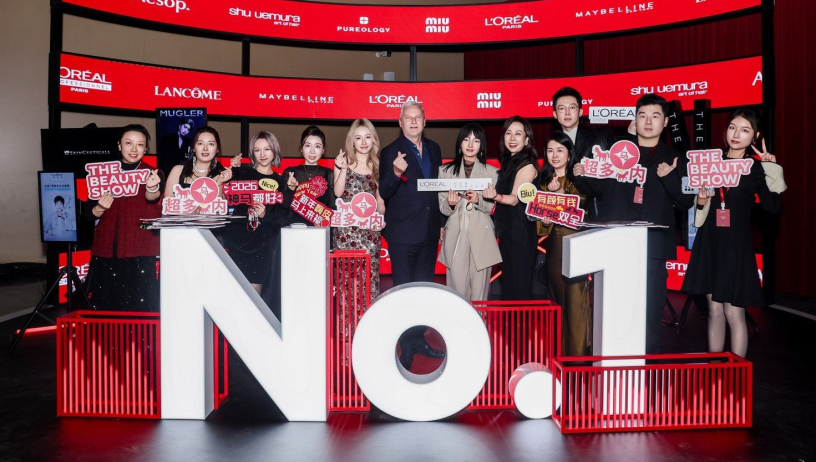 Vincent Boinay (au centre) et une partie des équipe de L'Oréal China, lors de la fête annuelle organisée à Shanghai (photo D.R.).