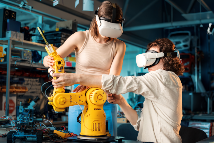 Etudiants équipés de casques de réalité virtuelle, travaillant sur un robot (photo D.R.).