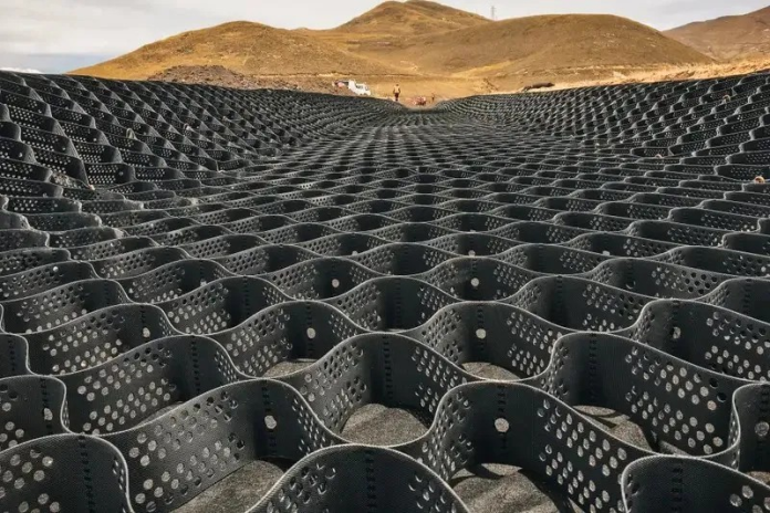 La division géosynthétiques de TDM est experte en étanchéité, stabilisation des sols, drainage des sols et solutions de protection contre l’érosion (photo D.R.).