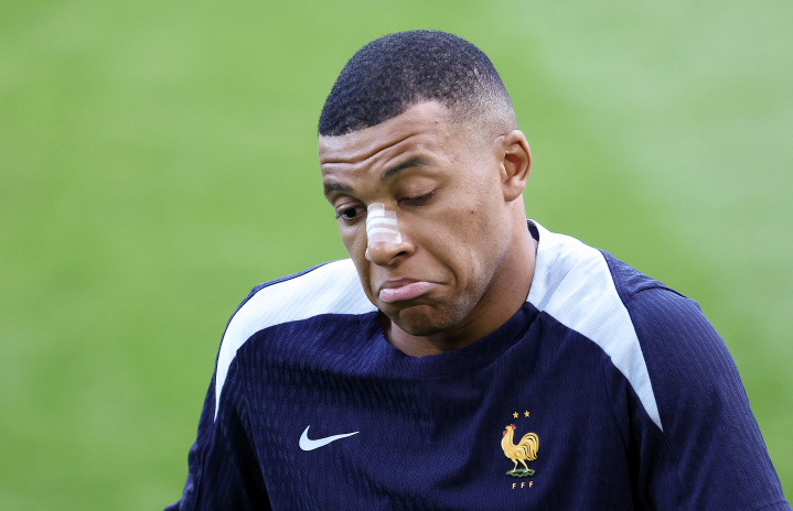 Kylian Mbappé, avec un pansement sur le nez lors d'un match contre l'Autriche durant l'Euro 2024 de football, en Allemagne (photo Franck Fife/AFP).