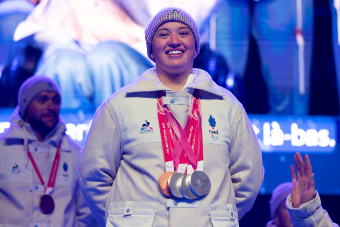 Aurélie Richard, benjamine de l’équipe de France, qui a remporté quatre médailles, en descente, en super G, en combiné et en slalom géant, lors des jeux paralympiques de Milan-Cortina en mars 2026. (Photo Elsana Adzemovic/AFP).
