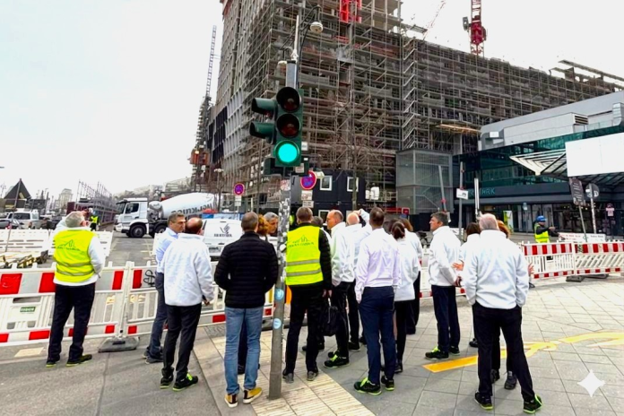 Les dirigeants de Saint Gobain, en visite en Allemagne, notamment sur un chantier en collaboration avec l'entreprise de construction Hochtief (photo D.R.).