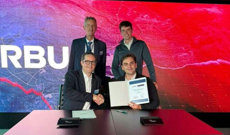 Signature de l'accord entre Airbus et Alta Ares (photo D.R.).