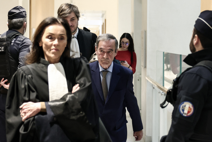 Bruno Lafont, patron de la Lafarge en 2014, arrivant au tribunal, accompagné de son avocate, Jacqueline Laffont-Haik, avant le verdict du procès Lafarge, le 13 avril 2026 (photo Behrouz Mehri/AFP).
