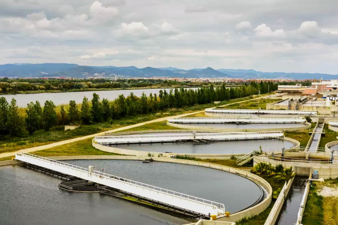 L’usine d’épuration d’El Prat Llobregat, l’une des plus grandes et des plus modernes d’Europe, capable de traiter 420 millions de litres par jour, soit l’équivalent de la consommation d’eau de deux millions d’habitants (photo D.R.).