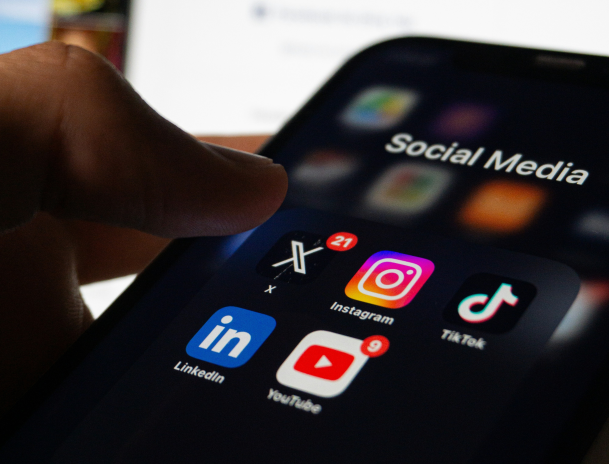 Un utilisateur consultant les réseaux sociaux sur son smartphone (photo  Berke Citak/Unsplash).