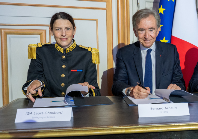 Laura Chaubard, avec Bernard Arnault, le 2 juillet dernier, à l'occasion de la contractualisation du don de 50 millions d'euros fait par le dirigeant du groupe LVMH au futur Institut de Mathématiques et des Sciences Fondamentales de Polytechnique (photo D.R.).