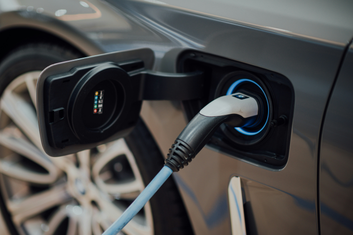 Véhicule électrique en charge (photo  Chuttersnap/Unsplash).