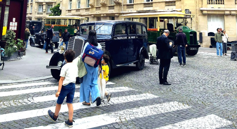 Tournage d'une série d'époque dans les rues de Paris (photo D.R.).