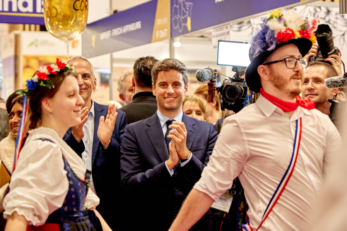 Gabriel Attal, pas en campagne électorale mais presque, le 22 février dernier dans les allées du Salon de l'Agriculture (photo Adnan Farzat/NurPhoto/AFP).