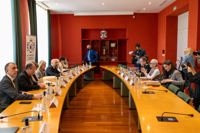 Françoise Gatel, face à Marie-Antoinette Maupertuis, présidente de l’Assemblée de Corse, lors de la visite de la ministre à Ajaccio, en avril 2026 (photo Grichka Beysson-Leandri/Hans Lucas/AFP).