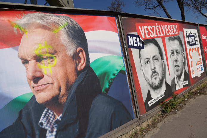 Affiches électorales à Budapest, en Hongrie (photo Sean Gallup/AFP).