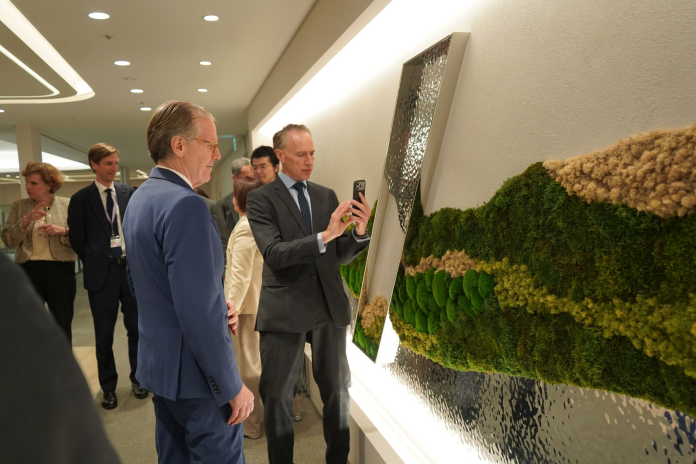 Thomas Buberl, le PDG d’AXA, lors de sa récente visite dans les locaux d'AXA Japan (photo D.R.).