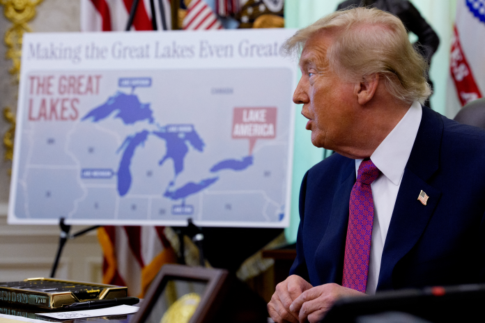 Donald Trump signant, le 27 août 2025 à Washington, un décret rebaptisant le lac Ontario "Lake America" (photo Andrew Harnik/ GETTY IMAGES NORTH AMERICA / Getty Images via AFP)