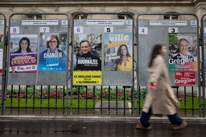 Affichage à Paris avant le premier tour des élections municipales (photo Tom Nicholson/Getty images/AFP).