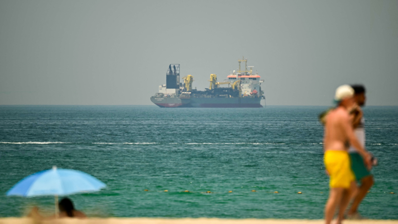 Navire civil au large d'une plage de Dubaï, immobilisé en raison du blocus du détroit d’Ormuz, le 20 avril 2026 (photo AFP).