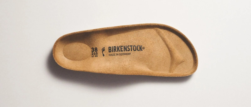L'iconique semelle en liège et daim de Birkenstock (photo D.R.).