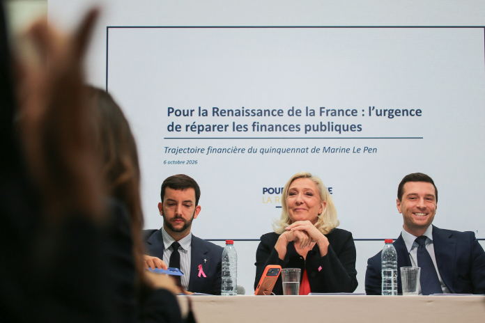 Marine Le Pen, Jordan Bardella et Jean-Philippe Tanguy présentant le "contre-budget" du Rassemblement national, lors d'une conférence de presse, le 6 octobre 2026 à Paris (photo Meryl Curtat/Hans Lucas/AFP).