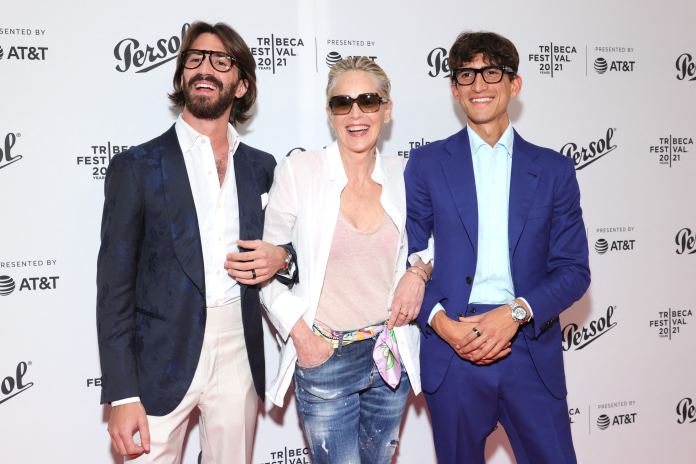 Leonardo Maria Del Vecchio et son demi-frère Rocco Basilico, entourant Sharon Stone, en 2021 à New York (photo Dia Dipasupil/Getty Images/AFP).