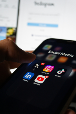 Personne consultant les réseaux sociaux sur son smartphone (photo Berke Citak/Unsplash).