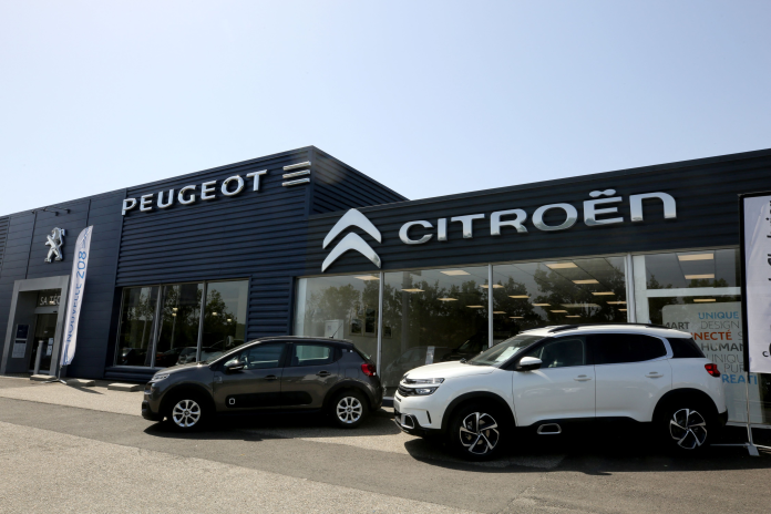 Concession Peugeot et Citroën, en France (photo Sébastien Lapeyrere/Hans Lucas/AFP).