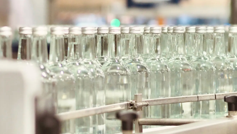 Chaîne de production de l'eau minérale Abatilles, à Arcachon (photo D.R.).