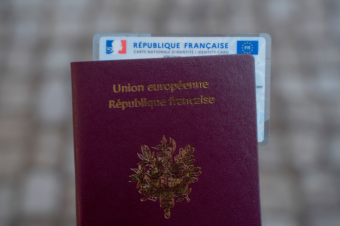 Passeport et carte d'identité (photo Claire Serie/Hans Lucas/AFP).