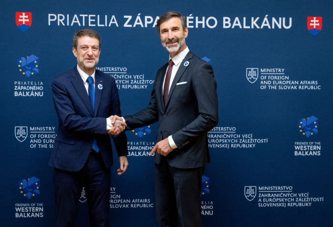 Le ministre slovaque des Affaires étrangères, Juraj Blanar (à droite), accueille Ferit Hoxha, ministre albanais de l'Europe et des Affaires étrangères, pour la réunion ministérielle des États membres du Groupe des Amis des Balkans occidentaux, le 12 mai 2026 (photo Joe Klamar/AFP).
