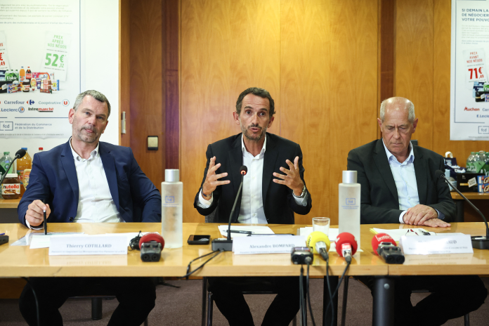 Thierry Cotillard (Intermarché), Alexandre Bompard (Carrefour) et Philippe Michaud (E. Leclerc), lors d'une conférence de presse visant à défendre l'autonomie de négociation de la grande distribution, organisée le 22 juin 2026 à la Fédération du Commerce et de la Distribution (FCD) à Paris (photo Simon Wohlfart/AFP).
