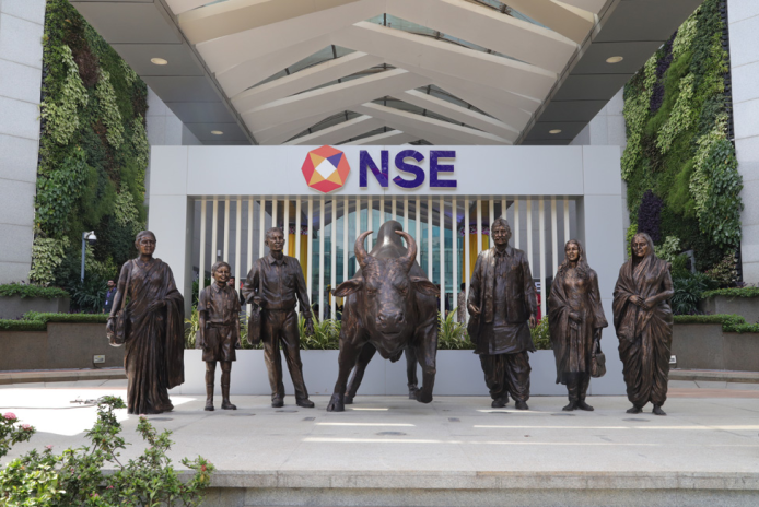 Statues, devant les bureaux de la Bourse nationale indienne (NSE), à Mumbai (photo NSE).