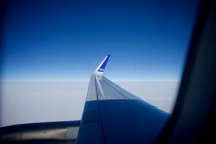 Vue depuis un hublot d'un avion SAS (photo Nicolas Nezzo/Unsplash).
