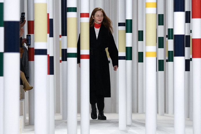 La styliste Nadège Vanhée-Cybulski, chargée de créer la première collection "Haute Couture" d'Hermès, était jusqu'à présent chargée des collections femme du groupe, comme ici lors d'un défilé à Paris en février 2020 (photo Anne-Christine Poujoulat/AFP).