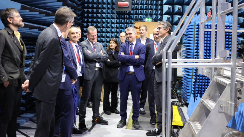 Patrice Caine et Patrick Pailloux, délégué général pour l’armement, visitant le site Thales, à Limours (photo D.R.).