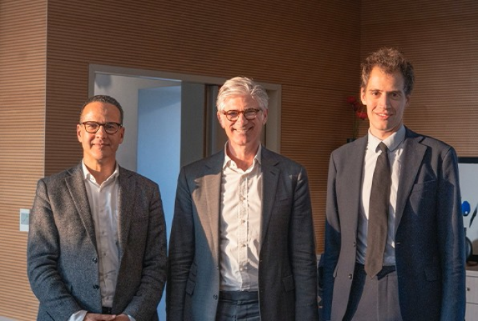 Zakaria Moursli, Directeur général adjoint à la Banque Postale en charge de la performance opérationnelle, des paiements et du numérique, Stéphane Dedeyan, Président du directoire de La Banque Postale et Directeur général adjoint du groupe La Poste et Arthur Mensch, Co-fondateur et CEO de Mistral AI (photo Robinson Hecquet).