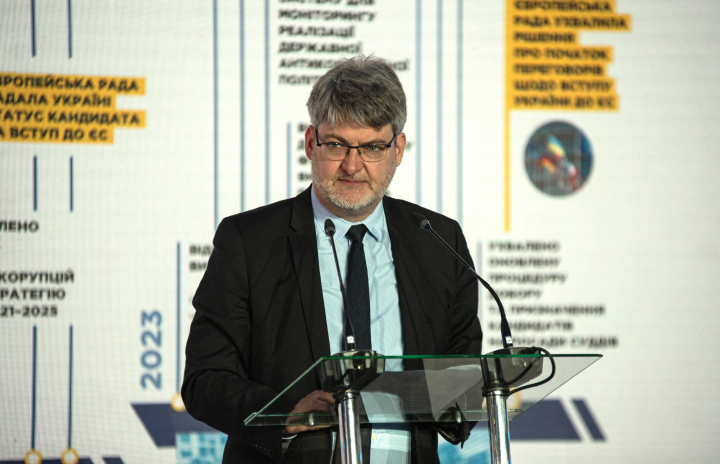 Gaël Veyssière, à l'époque ambassadeur de France en Ukraine, lors d'un discours à Kiev, en mai 2026 (photo Marianna Kotyk/NurPhoto/AFP).