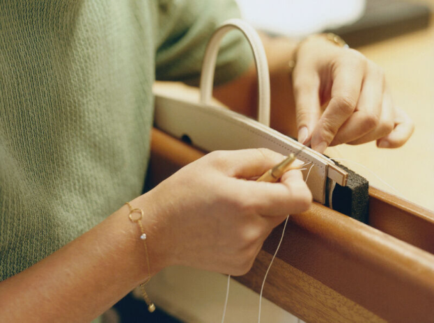 L’École Hermès des savoir-faire dispense une formation diplômante de destinée à des femmes et des hommes de tout horizon désireux de devenir artisans (photo L’École Hermès).