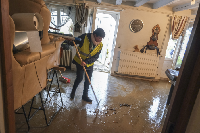 Après les inondations en février 2026 à Cheffes, dans le Maine-et-Loire, des bénévoles de la Croix-Rouge et des habitants participent au nettoyage de maisons (Photo Jean-Michel Delage/Hans Lucas/AFP).
