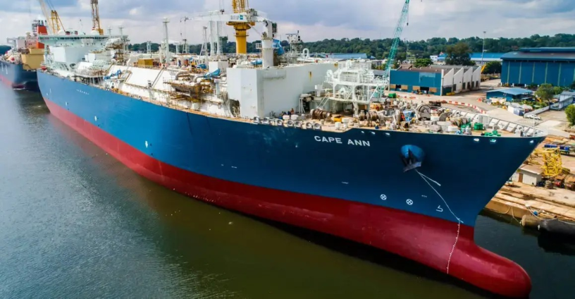Le Cape Ann, navire déployé par TotalEnergies pour service de terminal méthanier flottant dans le port du Havre grâce à ses cuves permettant de stocker du gaz naturel liquéfié et d’unités de regazéification du GNL pour l’injecter dans le réseau de transport terrestre (photo D.R.).